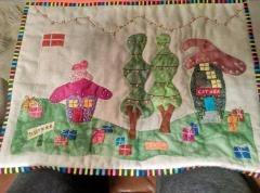 Hej Hanne Her er en fødselsdags dækkeserviet til mit lille barnebarn. Der er mindst 20 farver i servietten..   TILLYKKE MED 20 ÅRS FØDSELSDAG.   Venlig hilsen Anne-Marie Mortensen