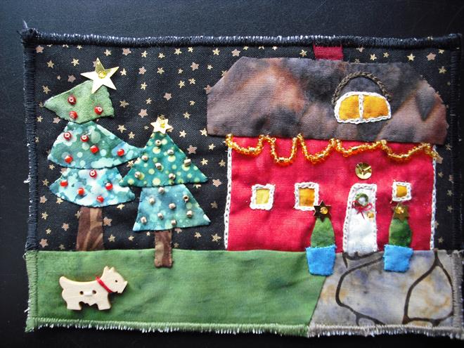 Kære Hanne, Vedhæftet sender jeg to julearbejder. Det lille af huset er et postkort jeg syede i 2012 og det andet med snemændende er et billede jeg lavede i 2018. Alt, hvad der hænger på tørresnoren (undt. halstørklædet længst til høre) har jeg selv strikket på tandstikkere. Jeg håber du kan bruge dette.  Venlig hilsen og god jul ønsker''