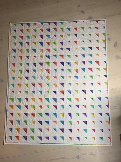 Dette er resterne fra en Circle of Geese jeg lavede som paper piecing. Der blev mange trekanter tilbage i forskellige størrelser.  Det er 1mX1,20m og kantet med en flange (jeg ved ikke hvad den hedder på dansk 😬🤔🤓🤣)