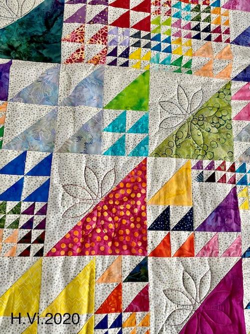 Hej Hanne. Her er mit restebidrag. Maskinsyet i Bali batik  ( som jo kommer fra Java🤗).  Det måler 200x130.