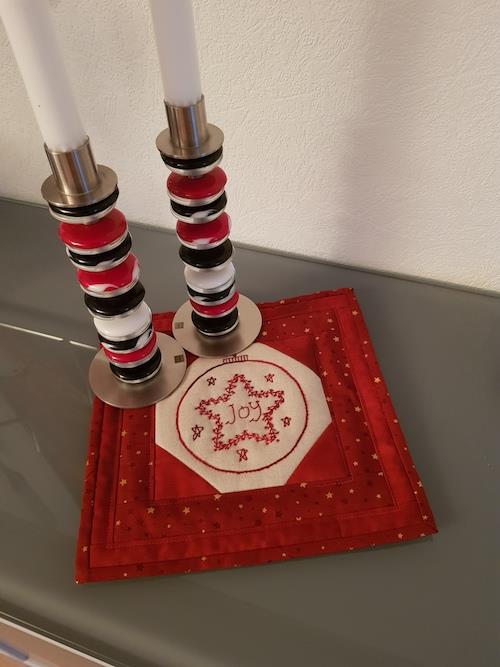 Jeg har syet disse søde julenisse og julegæs Nogle jule ophæng og små Mug Rugs 