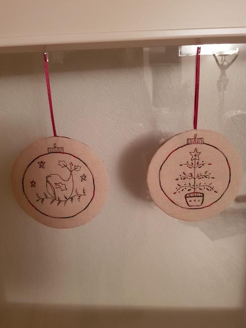 Jeg har syet disse søde julenisse og julegæs Nogle jule ophæng og små Mug Rugs 