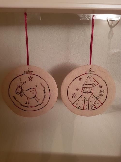 Jeg har syet disse søde julenisse og julegæs Nogle jule ophæng og små Mug Rugs 