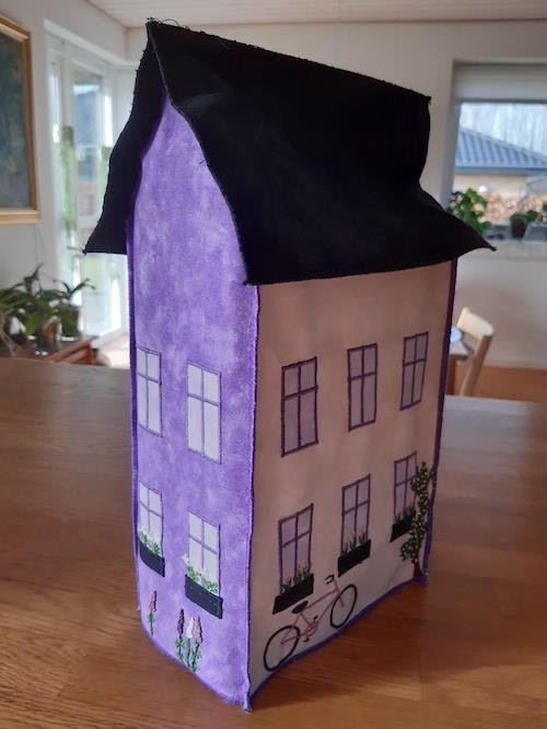 Hej Hanne. Du efterlyste corona hus til inspiration.. Så hermed et uundværligt vinhus. Nemt at sy på maskine og broderierne er jo frit spil i mængde og ideer. Hilsen Aase 