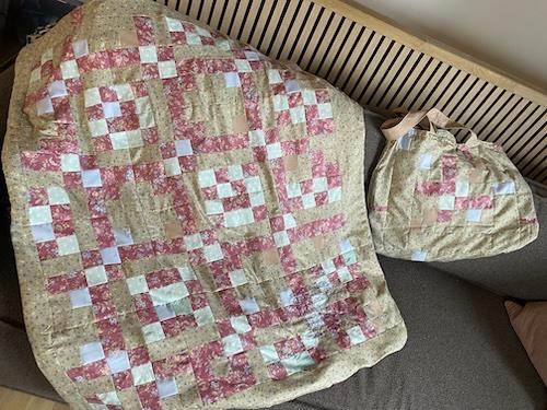 Kære Hanne Tak fordi jeg måtte deltage i resteræs.  Tæppet blev til et dåbstæppe til mit barnebarn. Hendes fødselsdata, mål, vægt, tidspunkter mm er broderet på tæppet og nettet, som tæppet blev afleveret i.  Det bragte glæde.    Med venlig hilsen Helle