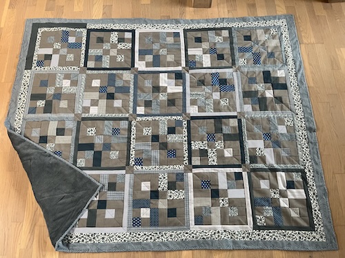 Mit bud på tæppet. Dog har jeg taget mig lidt frihed i forhold til mønsteret og rammet firkanterne ind. 😊 Endnu engang sjovt at være med. 😊 Mvh. Tina 