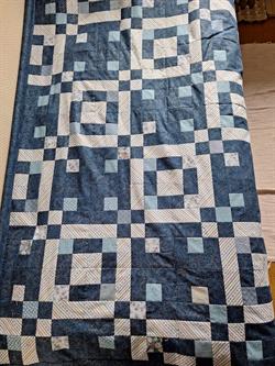 Her er det første af årets 2 resteræstæpper. Det mangler lige en quiltning...