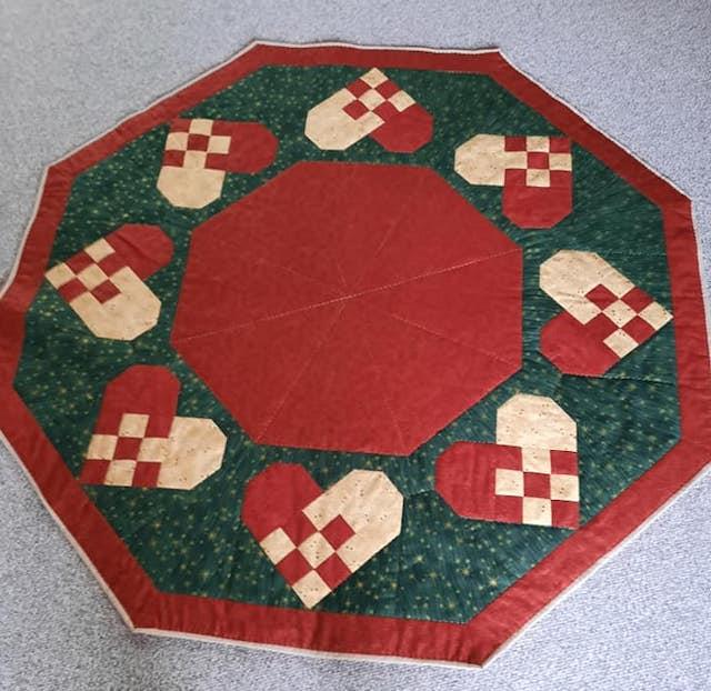 Elisabeth Juletræstæppe med 8 hjerter mønster