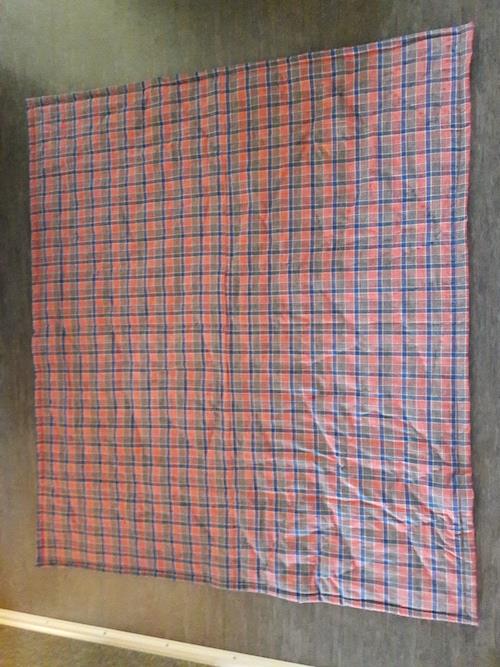 jeg har syet dette skjorte tæppe på maskinen, men det er quiltet i hånden, mål ca 104 + 120 cm til min lille sofa.  Hilsen Lone Skælskør