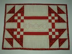 Dækkeserviet med trekanter mønster