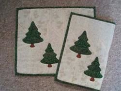 Dækkeserviet med juletræer mønster