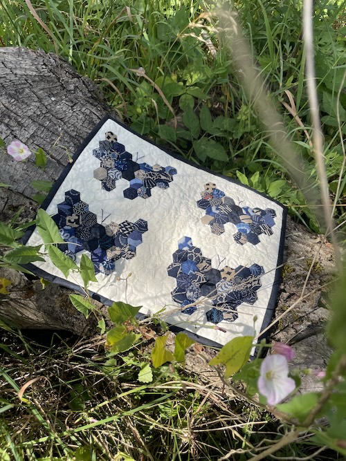 Håndsyet dækkeserviet med 4 sommerfugle i 6 kanter