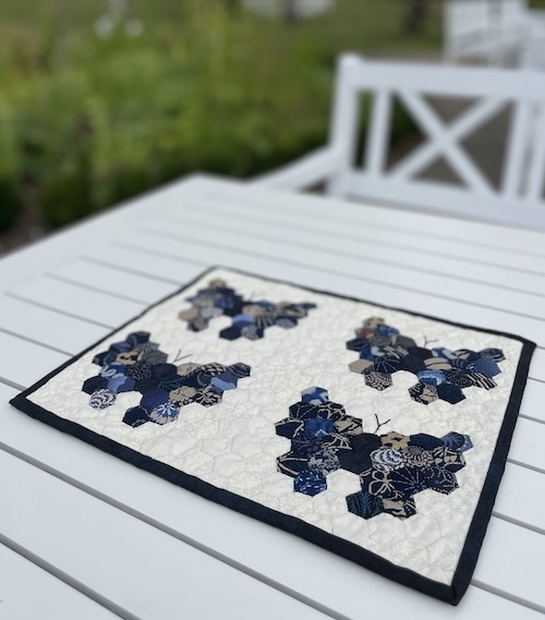 Håndsyet dækkeserviet med 4 sommerfugle i 6 kanter. 