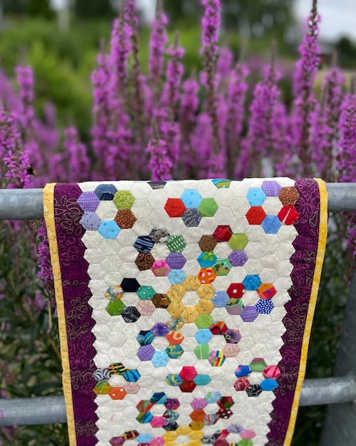 Store blomster på håndsyet løber med seks kanter 