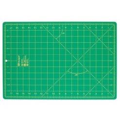 Flot grøn skæreplade 30 x 45 cm – ideel til patchwork og præcisionsskæring