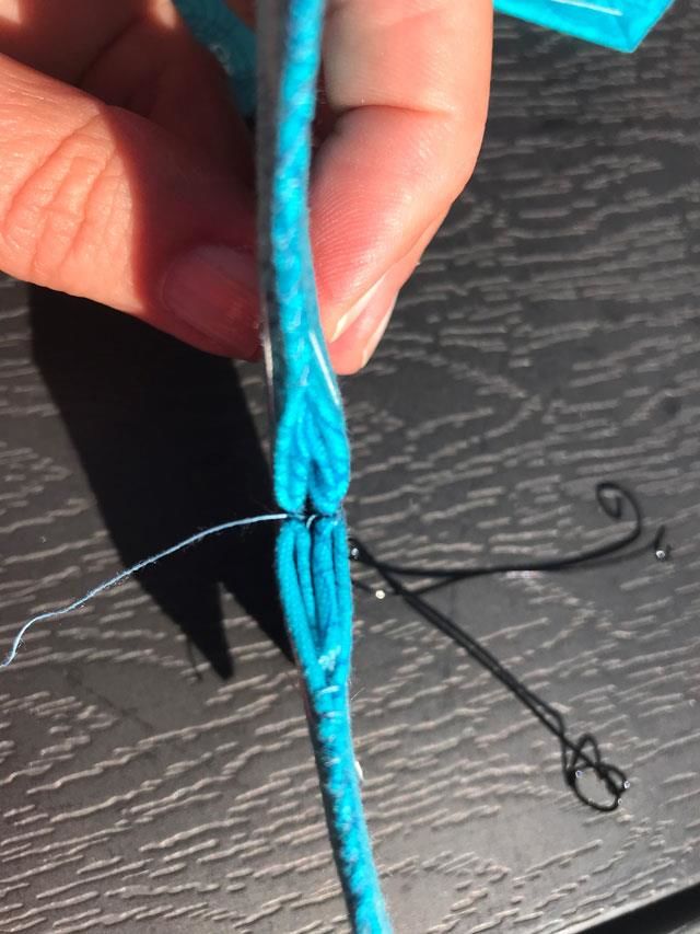 Sommer fugle syet i hånden over pap af hjerter - HIT