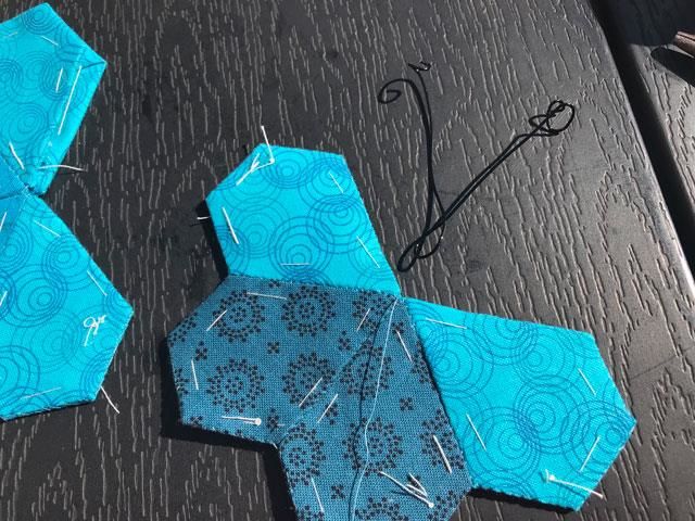 Sommer fugle syet i hånden over pap af hjerter - HIT