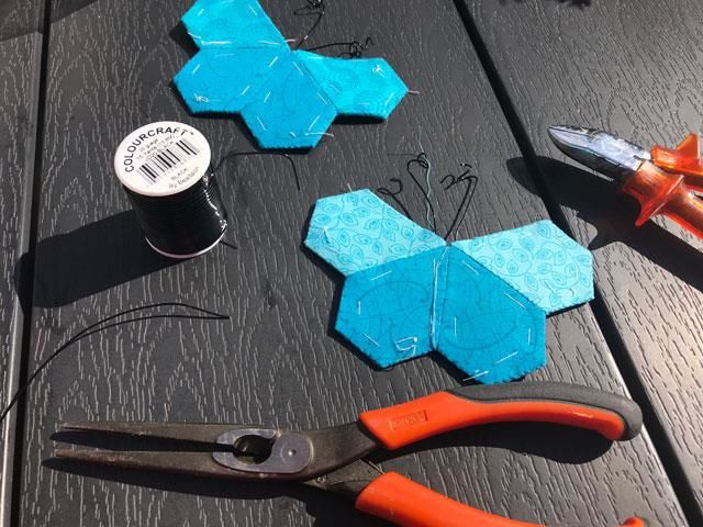 Sommer fugle syet i hånden over pap af hjerter - HIT