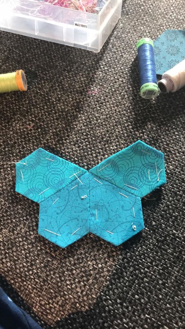 Sommer fugle syet i hånden over pap af hjerter - HIT