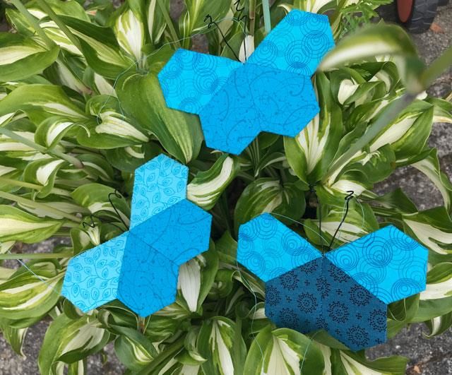 Sommer fugle syet i hånden over pap af hjerter - HIT