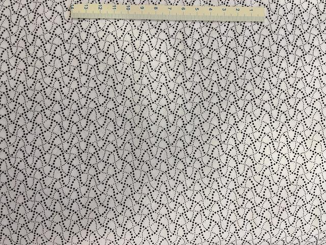 Sort buet prikker på hvid patchworkstof 