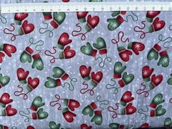 Røde og grønne luffer på grå patchworkstof  