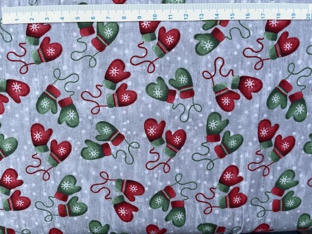 Røde og grønne luffer på grå patchworkstof  