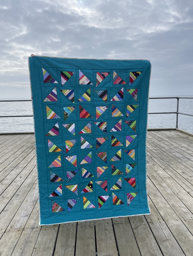 Stribet trekanter i Rønne Restetæppe Igen en gratis DIY til dig.