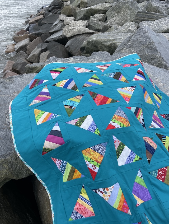 Stribet trekanter i Rønne Restetæppe Igen en gratis DIY til dig.