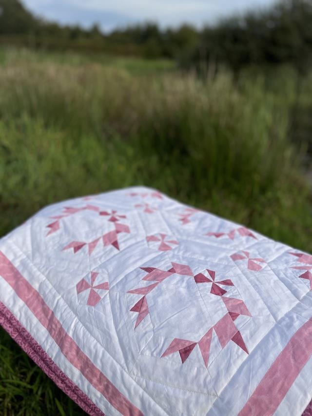 Vind et smukt håndsyet patchwork tæppe 