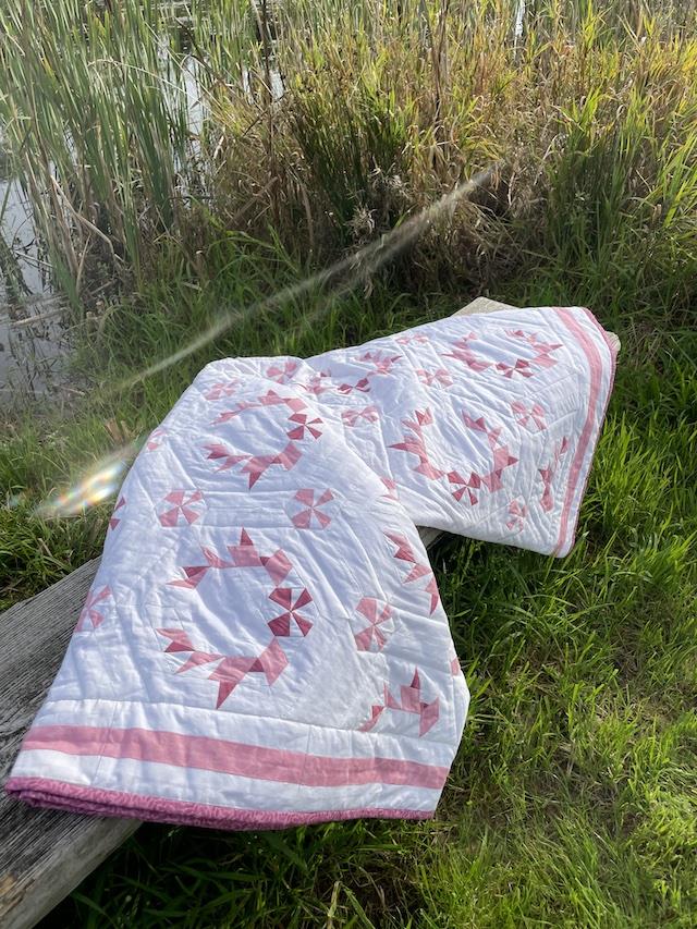 Vind et smukt håndsyet patchwork tæppe 