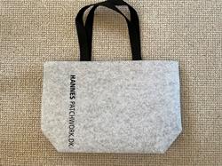 Grå filt taske - Pynt tasken og gør den personlig