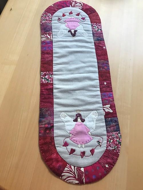 Hej Hanne Du vil gerne have nogle juleting vi syr. Sender her en løber syet på amerikansk, engle er applikeret. Mønster på engle er fra Quilt My Design, mønster på løberen har jeg selv tegnet. Hav en god dag. 🥰💐 Hilsen fra Henny