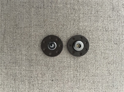 Tryklåse 25 mm med læder bagstykke - sort