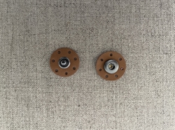 Tryklåse 25 mm med læder bagstykke - Lys Brun