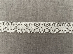 Hvid blonde bånd med takker. 32 mm bred. Pris pr meter