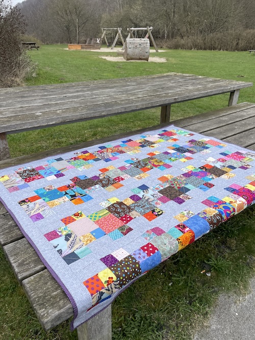 Store og små firkanter i rækker giver Dueodde restetæppe