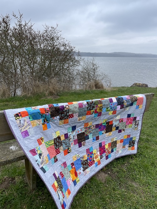 Store og små firkanter i rækker giver Dueodde restetæppe