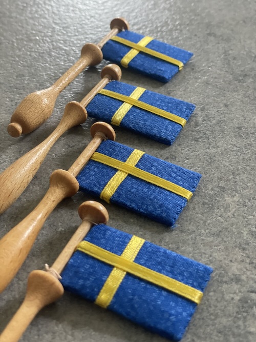 Håndsyet flag på kniplepind - gratis DIY