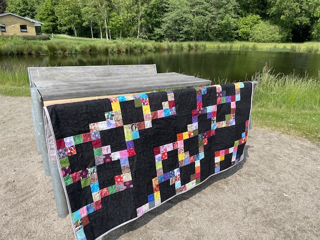 Flettet firkanter med smuk effekt i Hundested tæppet