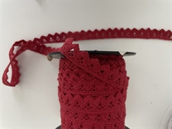 Fast rød pyntebånd 18 mm bred. Pris pr meter