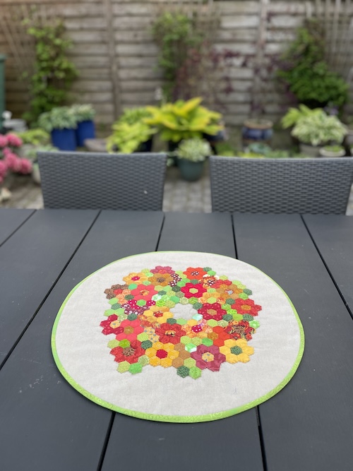 Seks kantet blomster på sommer dug - håndsyet