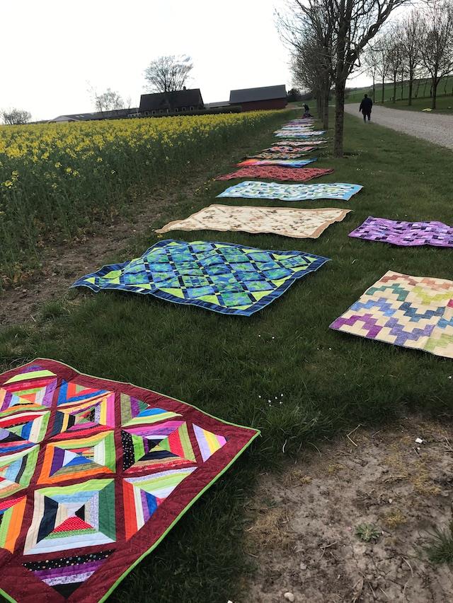 Hold afstand patchwork udstilling - sådan blev den til....