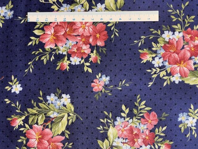 Store blomster buketter på blå patchworkstof 