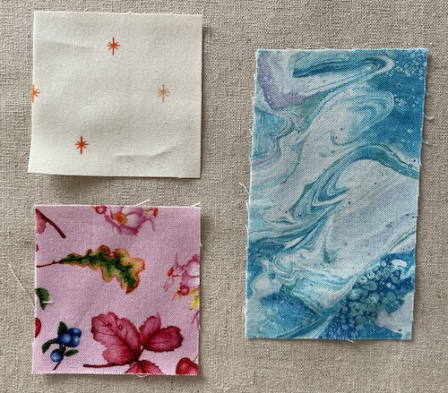 Flettet mønster på lys bund i Hellerup tæppet