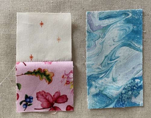 Flettet mønster på lys bund i Hellerup tæppet