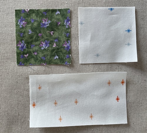 Flettet mønster på lys bund i Hellerup tæppet