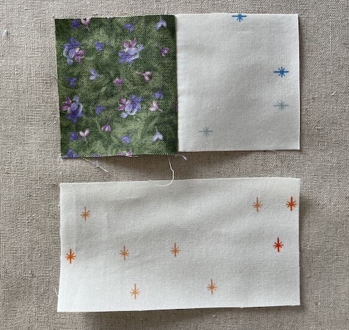 Flettet mønster på lys bund i Hellerup tæppet