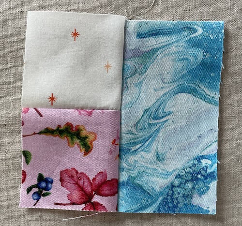 Flettet mønster på lys bund i Hellerup tæppet