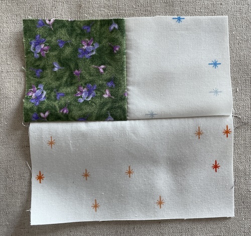 Flettet mønster på lys bund i Hellerup tæppet